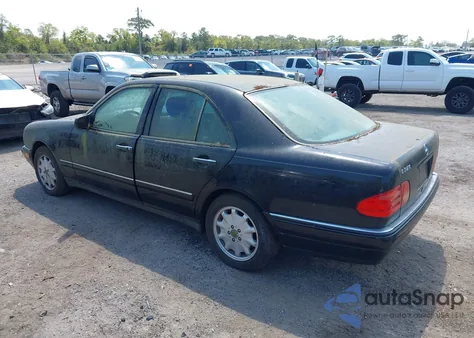 1998 Mercedes-Benz E 320 z USA, uszkodzony, nr VIN WDBJF65F9WA619247
